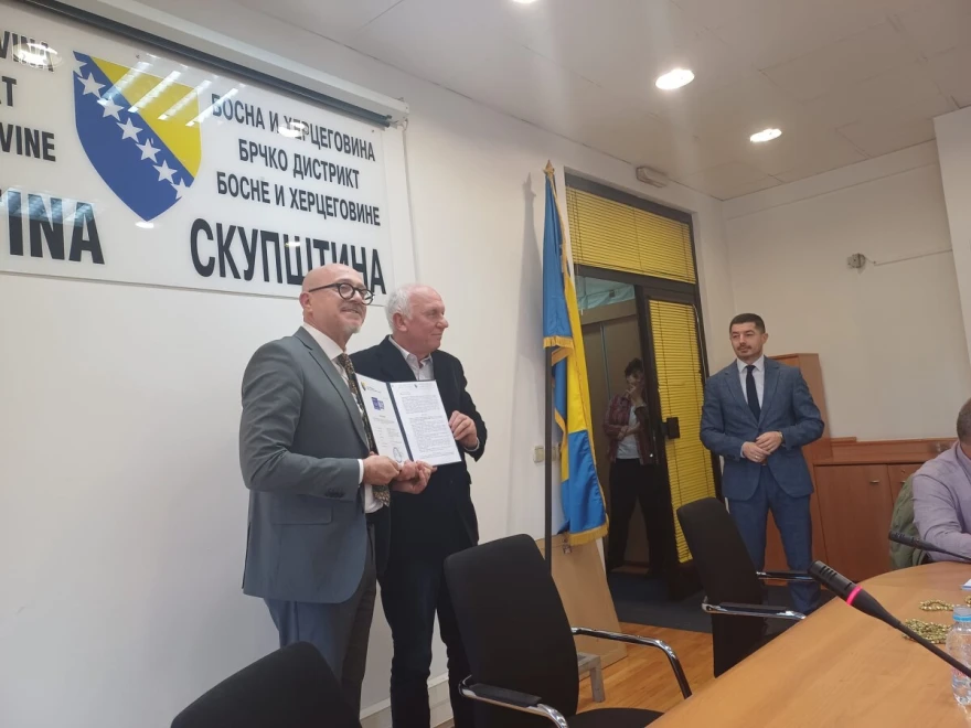 dva čovjeka drže certifikat o za&scaron;titi bamije