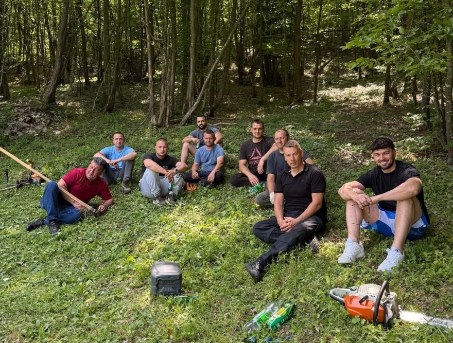 Ne&scaron;ić s prijateljima kosio travu