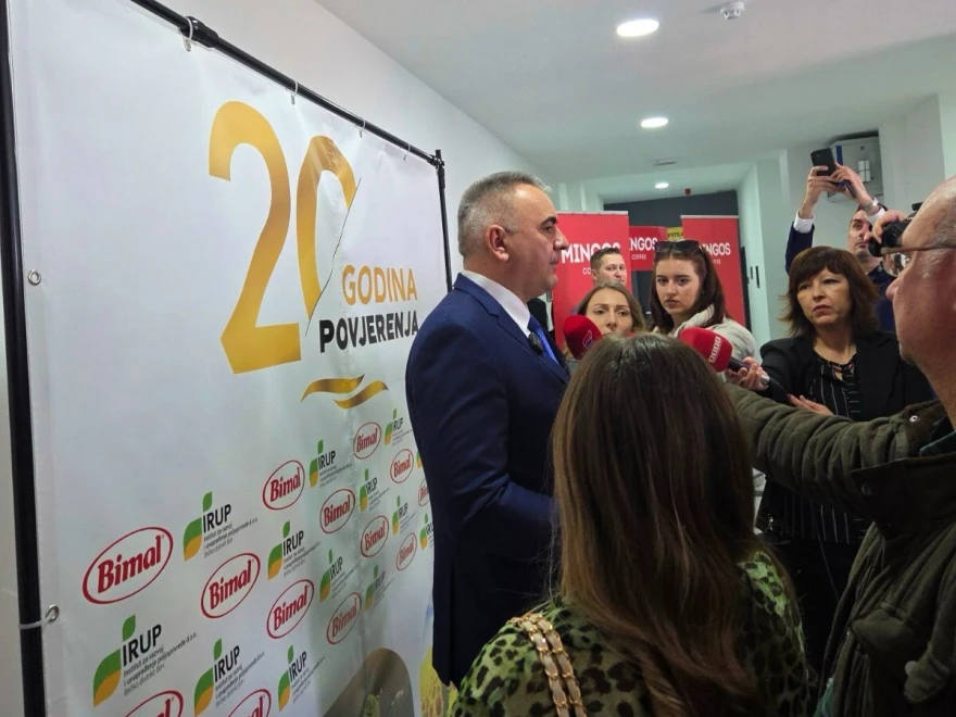ministar Savo Minić daje izjavu novinarima