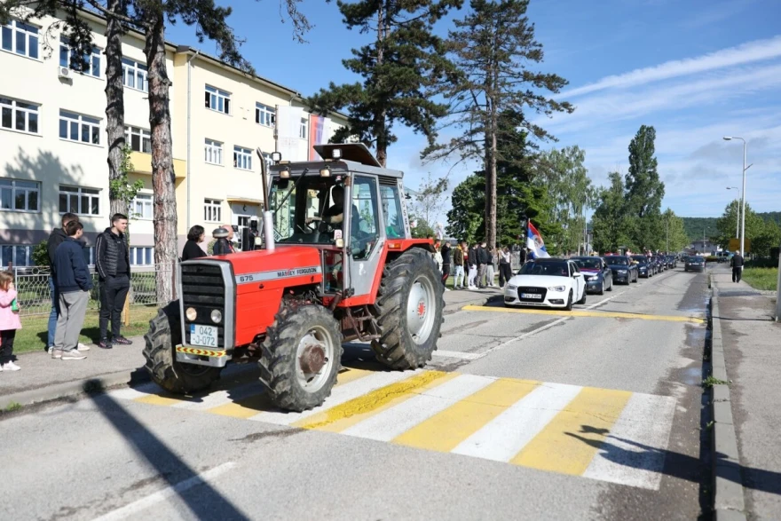 Maturanti u traktorima