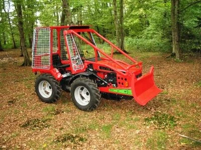 Traktor Agromehanika AGT 830/835