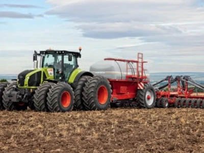 Traktor Claas AXION 900