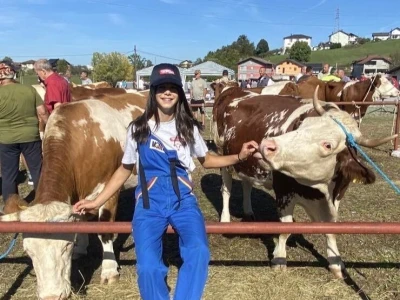 Belkisa Porčić na farmi u Krivaji kod Cazina