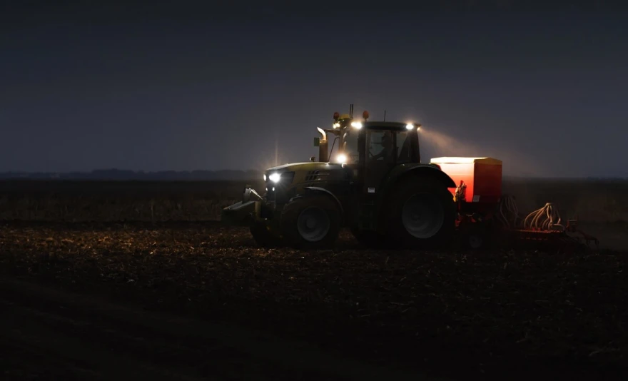 Traktor u mraku