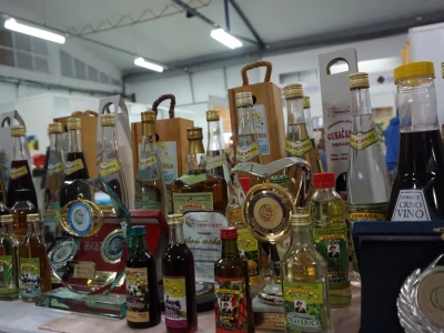 Bogata ponuda voćnih rakija i likera