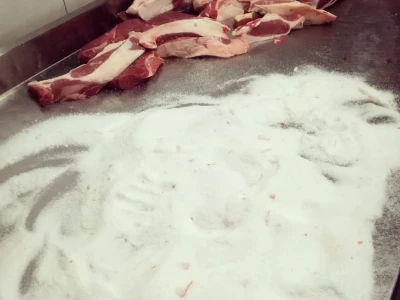 Edin Babić je peta generacija koja proizvodi i prodaje suho meso - i ovčju stelju