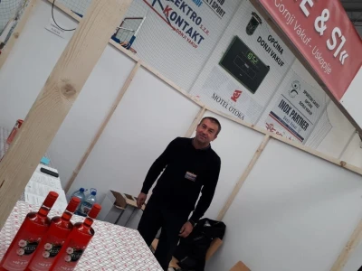 Emir Hadžijusufović proizvodi prirodni sirup od ruže