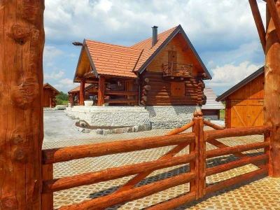 Etnolog Milan Drmić bavi se rijetkim zanatom - seli stare drvene kuće