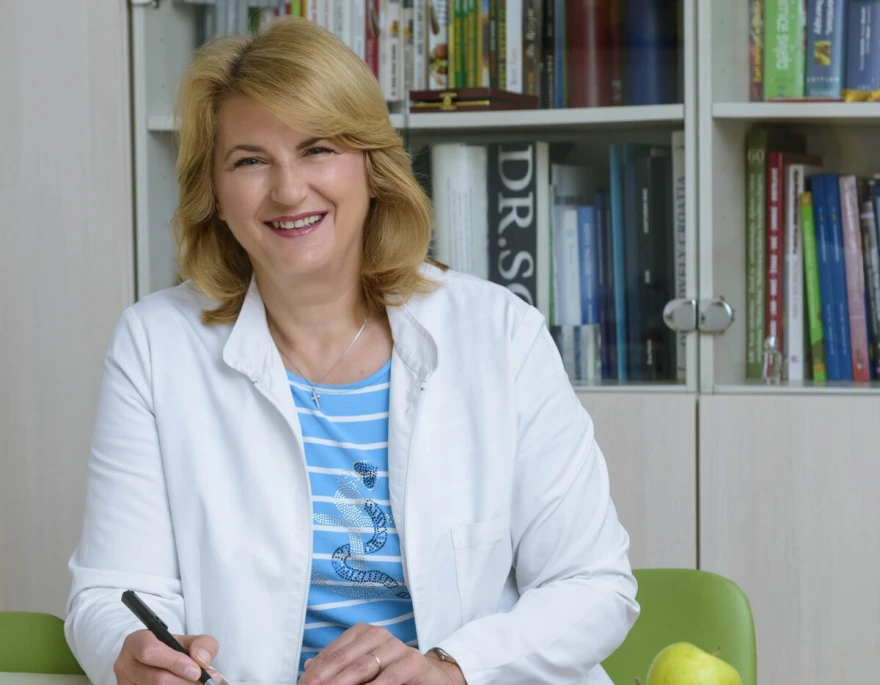 žena u bijelom mantilu, nutricionist