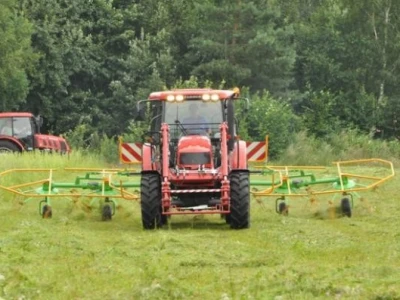 Traktor Farmer F4
