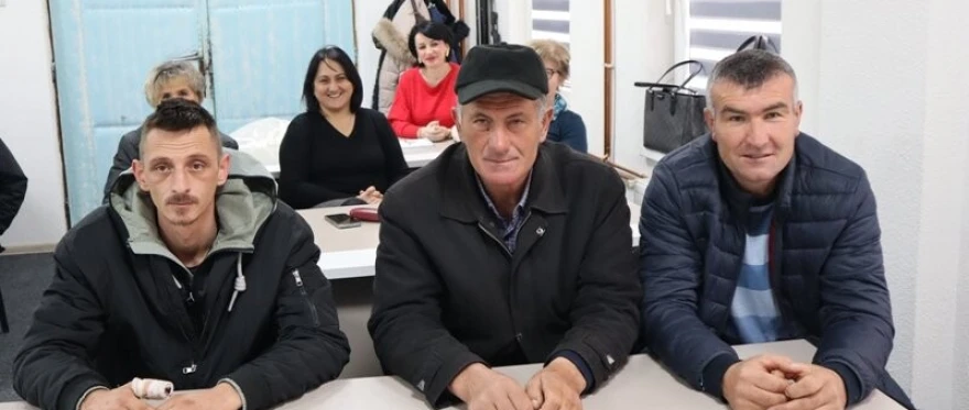 uzgajivači gatačkog govečeta na sastanku u sali sjede