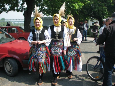 mlade folklorašice