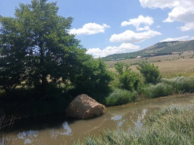 Rolo-bale bačene u rijeku