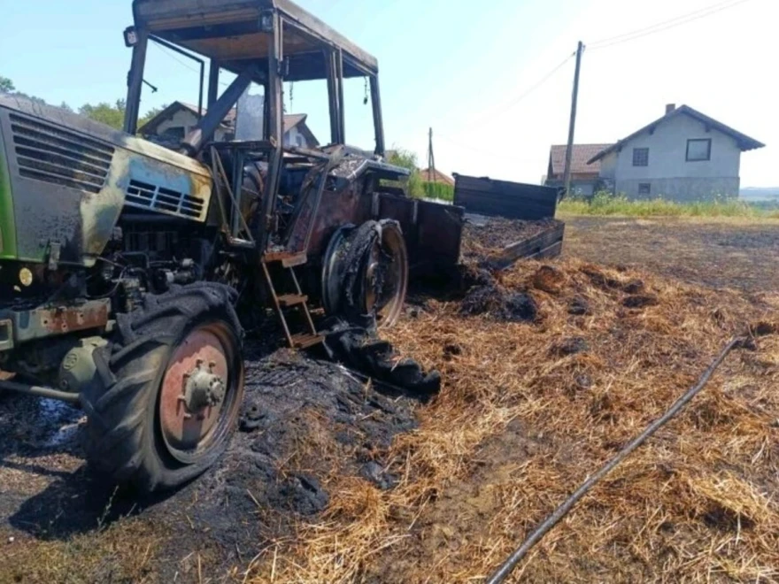 Izgorjeli traktor (Foto VJ Cazin)