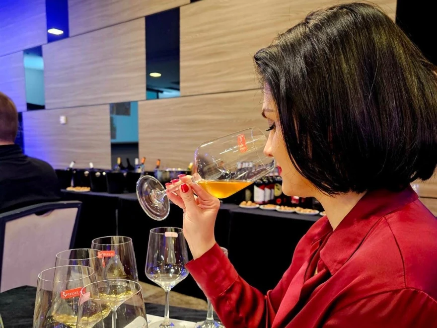 žena ku&scaron;a vino