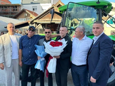 "Zalizan i namirisan" u traktoru od 100.000 KM stigao na maturu: Ko je Muris Fuško?