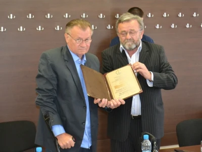 Joviša Kovačević prima priznanje od predsjednika Tomića