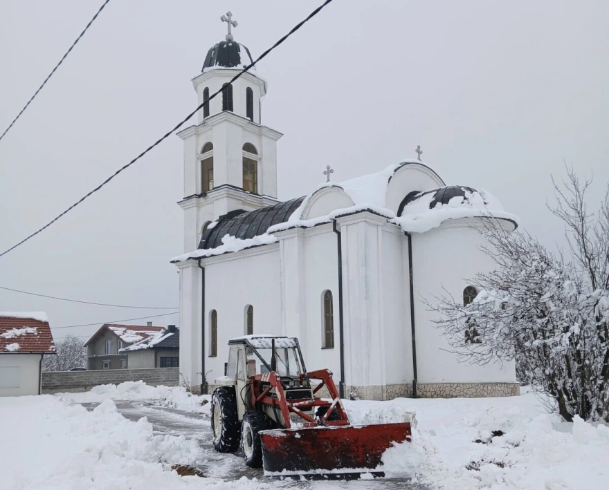 či&scaron;ćenje snijega kod crkve