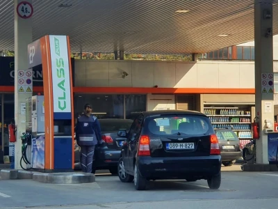 Lažna uzbuna digla vozače na noge - gorivo sipali i u bačve