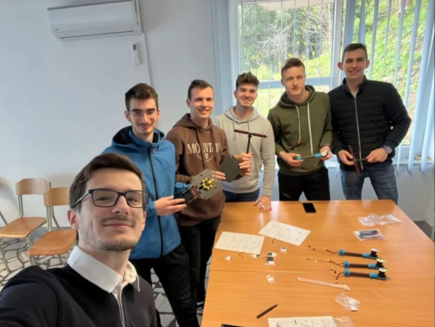 studenti u procesu izrade drona