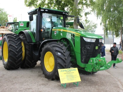 John Deere 8320