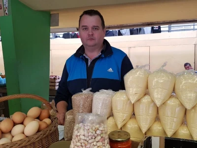 Od povrća, jaja, brašna, pa do zimnice: Svega ima na štandu vrijedne porodice Popović-Kukrić iz Romanovaca