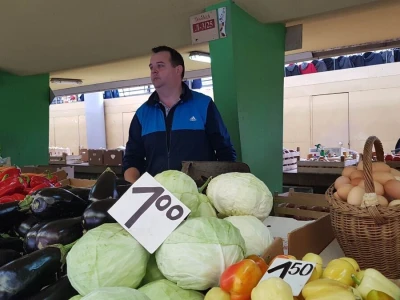 Od povrća, jaja, brašna, pa do zimnice: Svega ima na štandu vrijedne porodice Popović-Kukrić iz Romanovaca