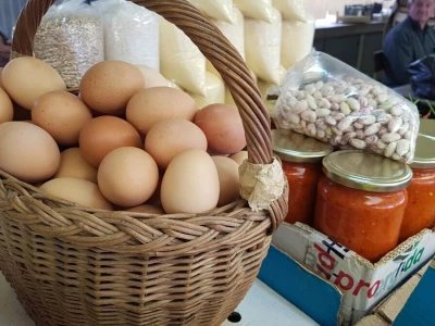 Od povrća, jaja, brašna, pa do zimnice: Svega ima na štandu vrijedne porodice Popović-Kukrić iz Romanovaca