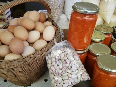 Od povrća, jaja, brašna, pa do zimnice: Svega ima na štandu vrijedne porodice Popović-Kukrić iz Romanovaca