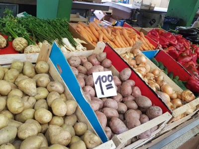 Od povrća, jaja, brašna, pa do zimnice: Svega ima na štandu vrijedne porodice Popović-Kukrić iz Romanovaca