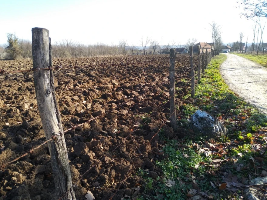 Uzorana njiva sa ogradom