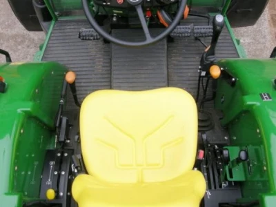 Traktor John Deere 5E