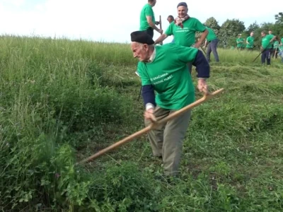 Penzioner Avdo, kosom starom četiri decenije, pobijedio na kosijadi