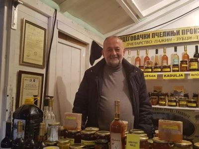 Porodica Pažin nudi organski med sa hercegovačkih ljekovitih polja
