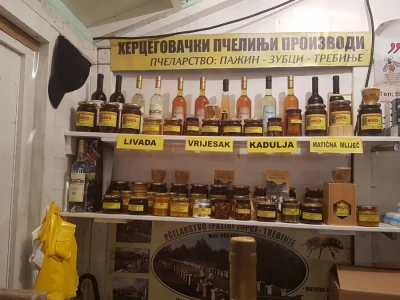 Porodica Pažin nudi organski med sa hercegovačkih ljekovitih polja