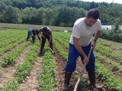 Posjeduju dvije vodenice, a uzgajaju i domaće povrće i žitarice