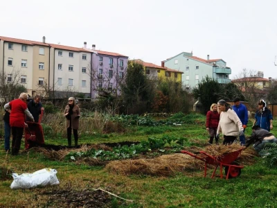 Priprema perma gredica za ranu sjetvu povrtnih kultura