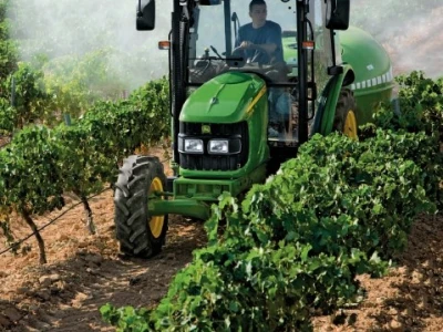 Traktor John Deere 5RN