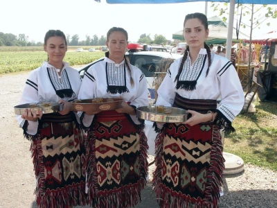 Djevojke dočekuju goste