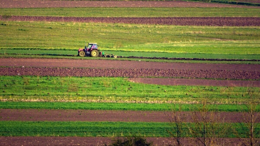 farmer u traktoru