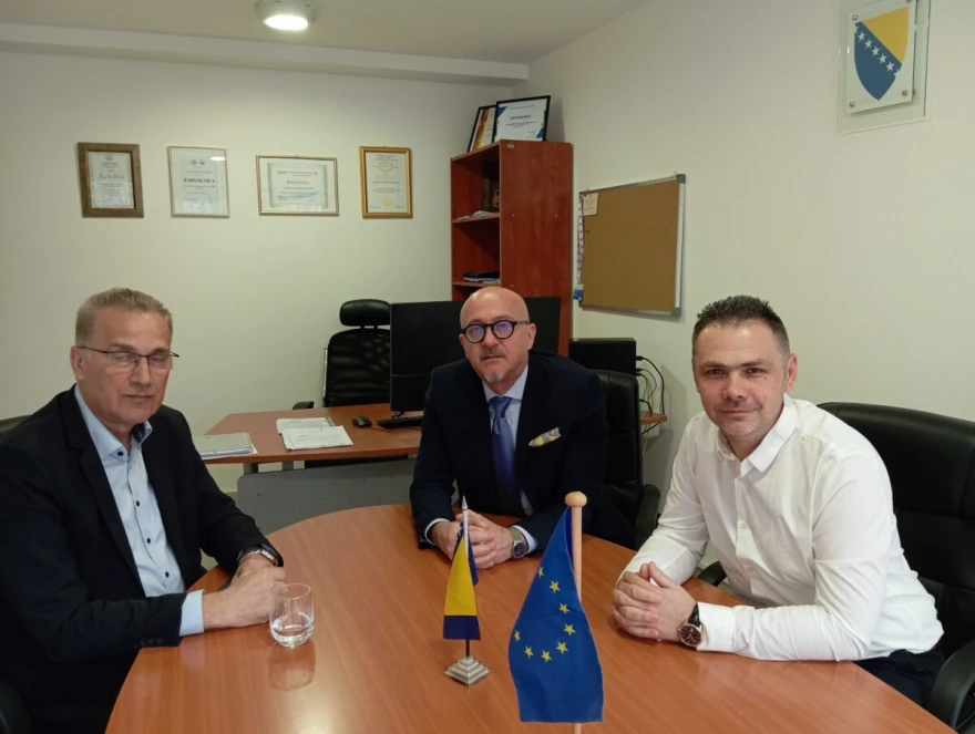tri mu&scaron;karca za stolom sjede, sastanak