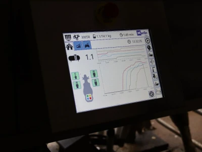 Savremeni robot od sada muze na farmi u kojoj je domaćin u papučama