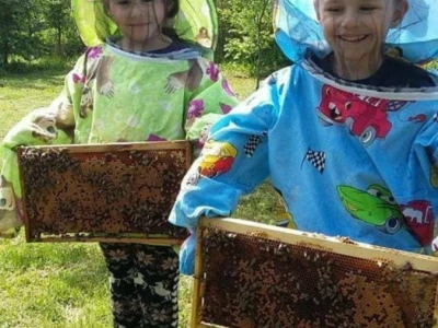 Sedmogodišnji blizanci Mia i Filip od treće godine uče o pčelarstvu