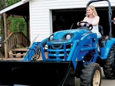 Traktor LS J