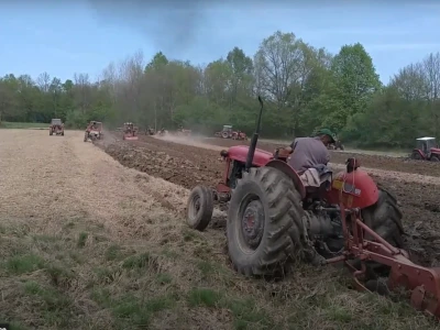 Na traktorijadi kod Janjića obradili 4 hektara zemlje