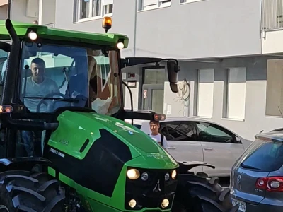 "Zalizan i namirisan" u traktoru od 100.000 KM stigao na maturu: Ko je Muris Fuško?