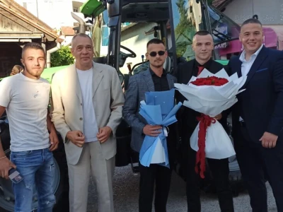 "Zalizan i namirisan" u traktoru od 100.000 KM stigao na maturu: Ko je Muris Fuško?