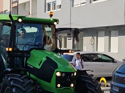 "Zalizan i namirisan" u traktoru od 100.000 KM stigao na maturu: Ko je Muris Fuško?