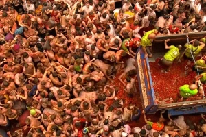 150 tona paradajza za jednu bitku: Tomatina ponovno obojila Buñol u crveno
