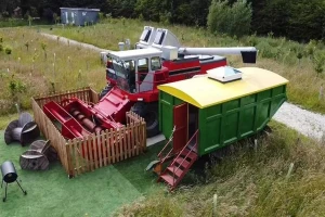 Stari Massey Ferguson kombajn preuredio u kuću za odmor